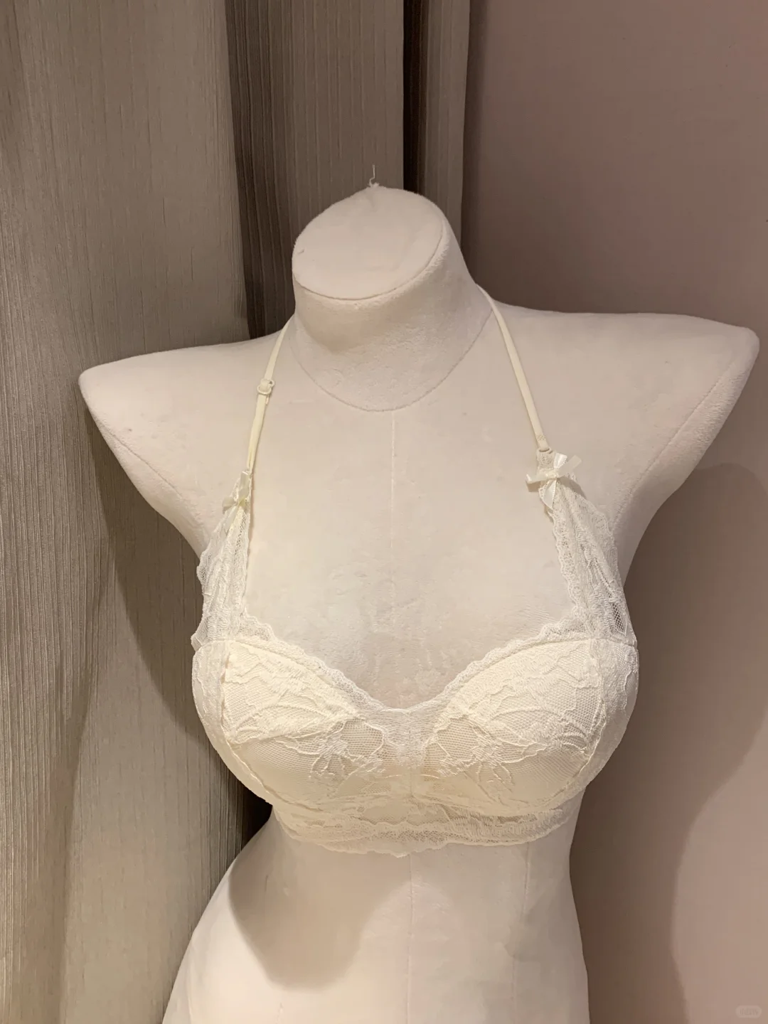 巨显身材！爆沟D杯的的蕾丝挂脖内衣