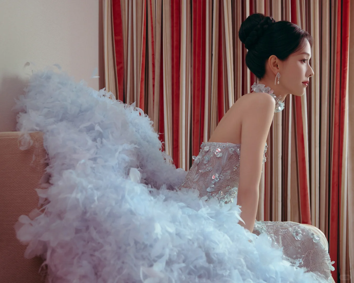 陈都灵 蓝裙拖尾开衩及腰