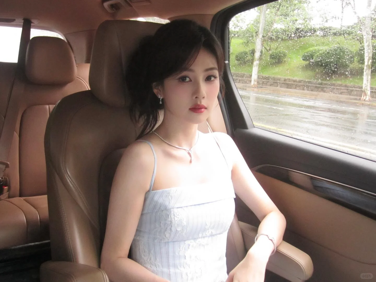 雨天+白裙+车厢，这松弛感直接戳中审美！