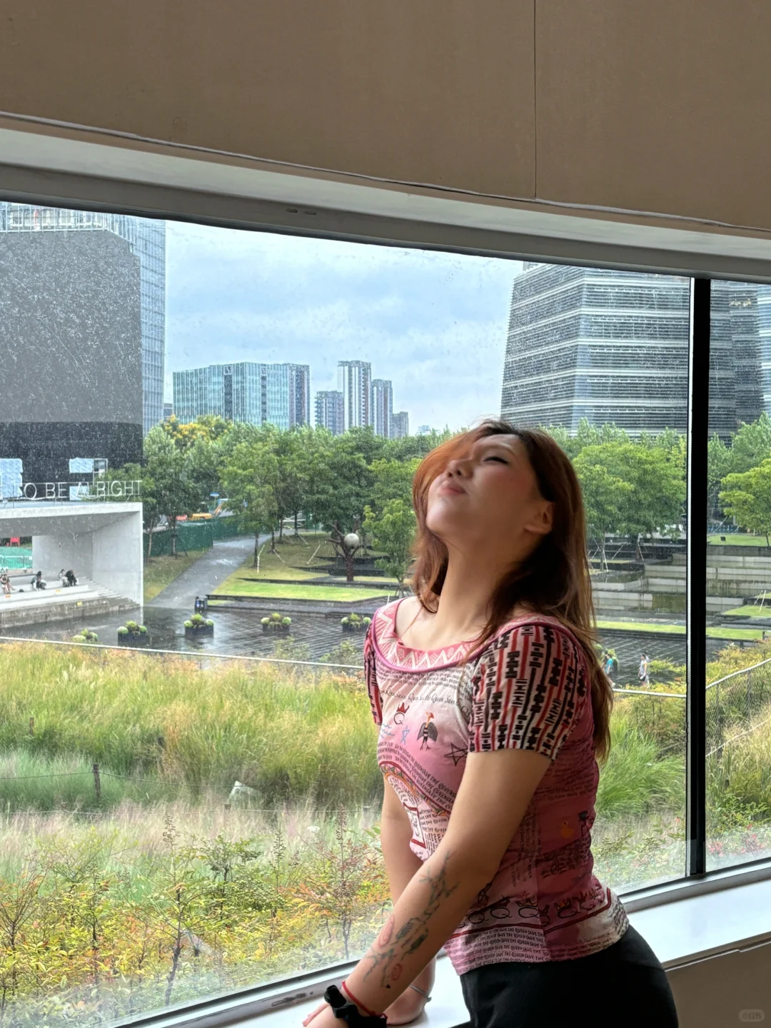 脸上充满快乐的样子