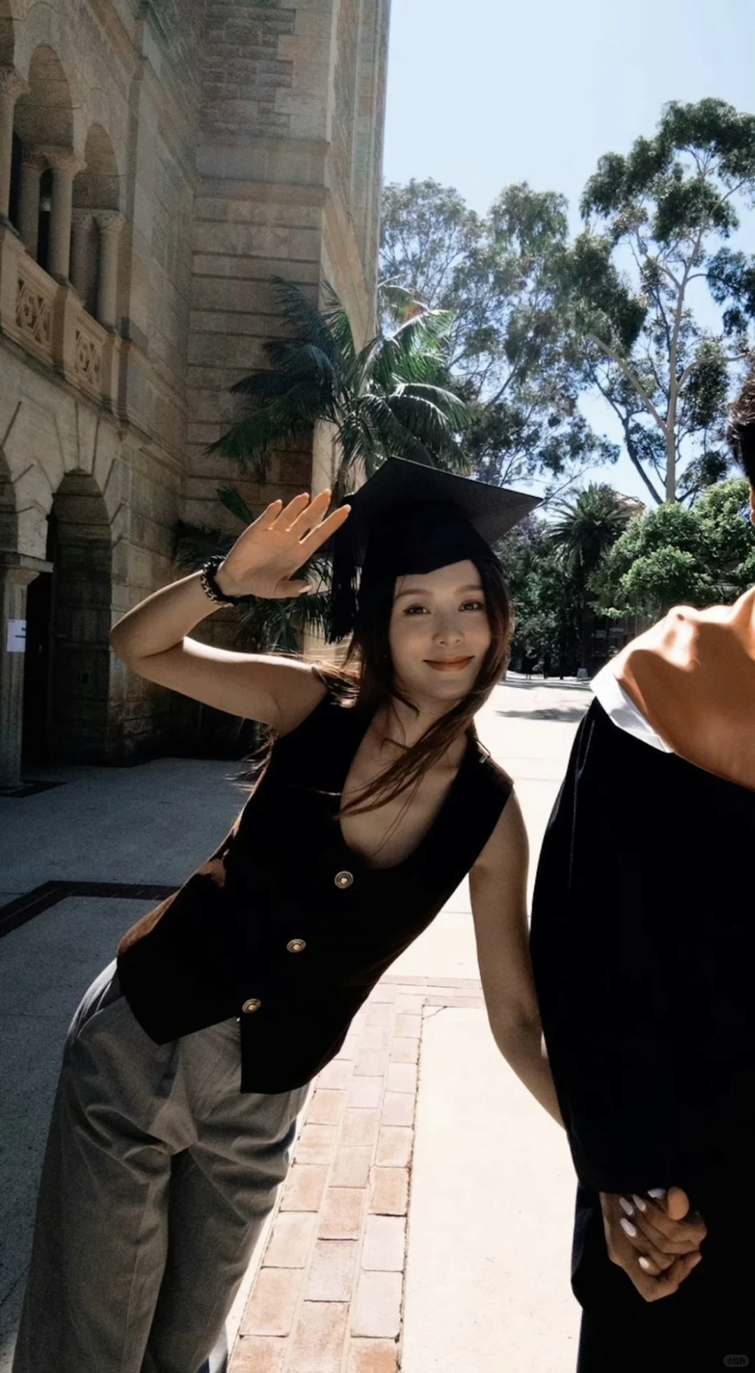 何佩瑜年砸数十万送弟留澳，亲赴毕业典礼