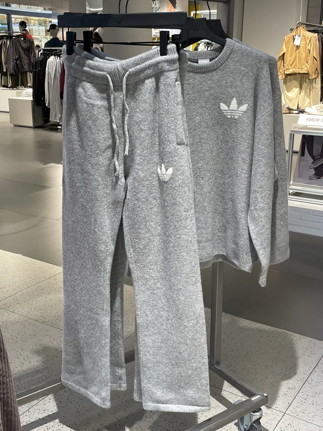 阿迪灰系慵懒卫衣套装，穿上就变慵懒大美女