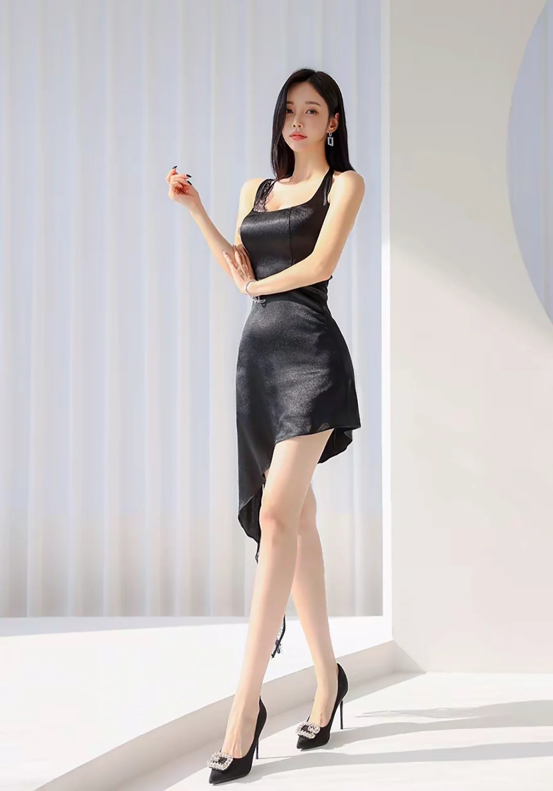 孙允珠 黑色小吊带裙