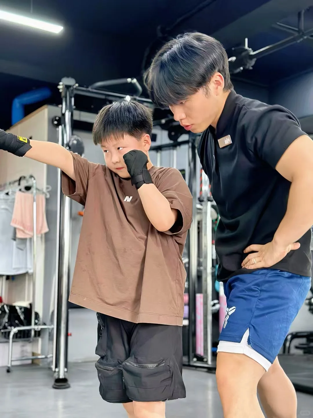 冬天不减肥？女教练一对二虐出小蛮腰！