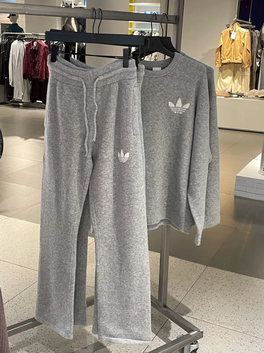 阿迪灰系慵懒卫衣套装，穿上就变慵懒大美女