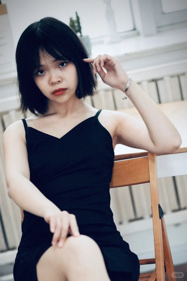 木桌超好看 椅子上拍照也很出片📷