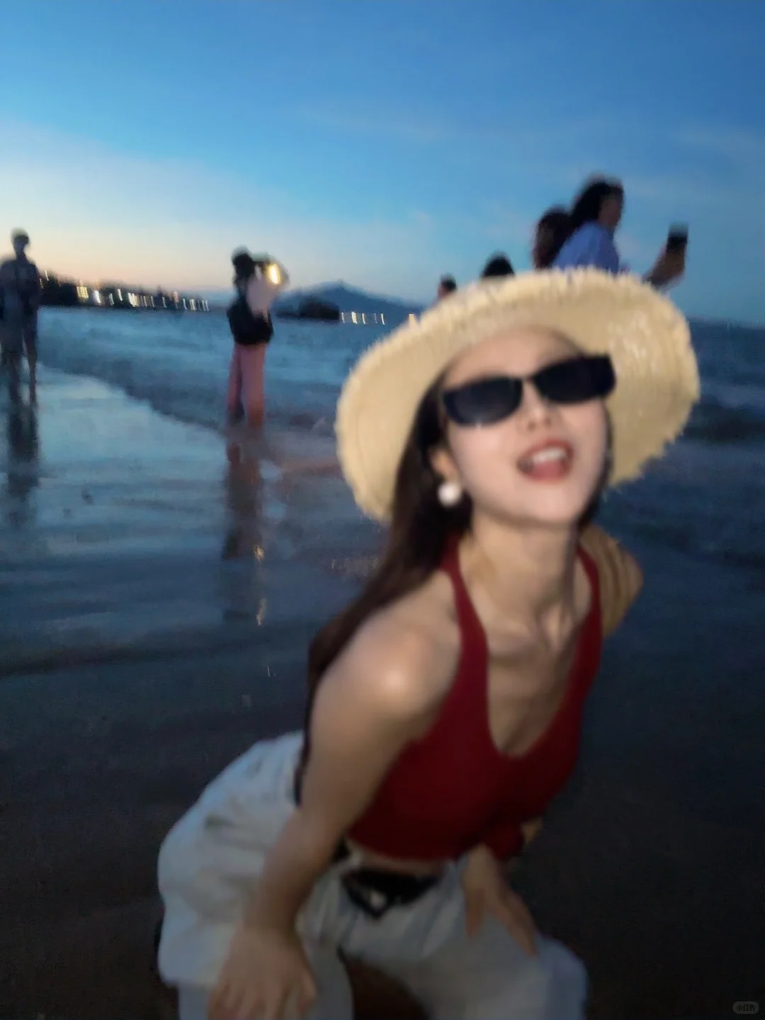 去海边肯定要穿红色啦