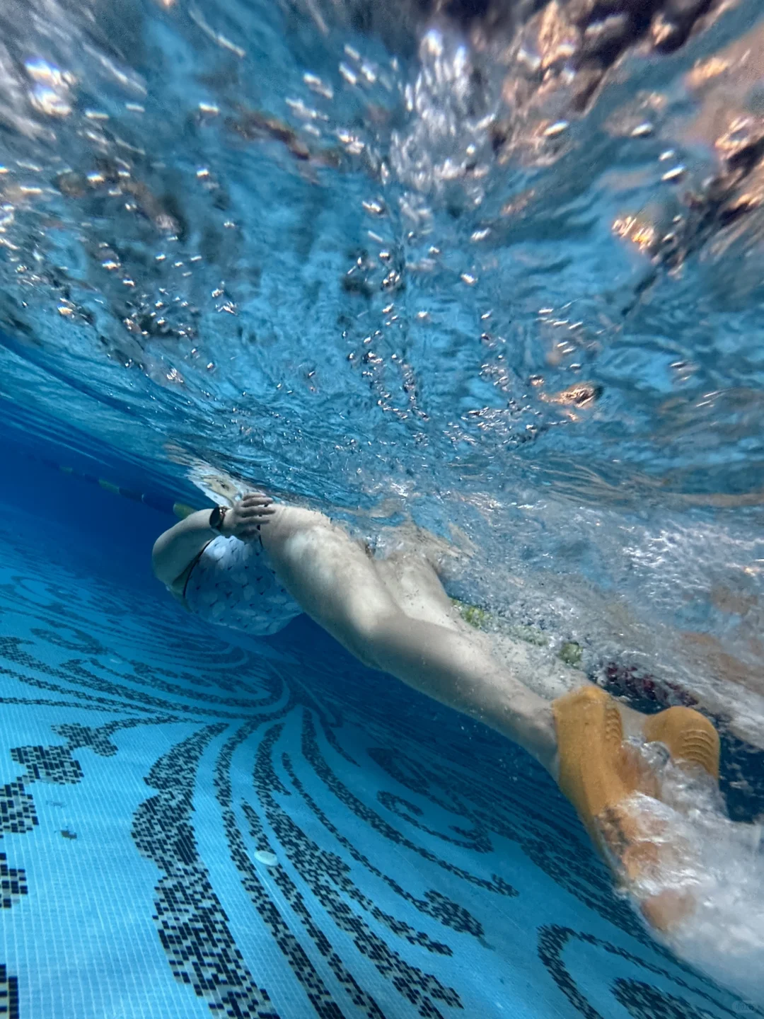 湘潭00年游泳女教练，只接小姐姐