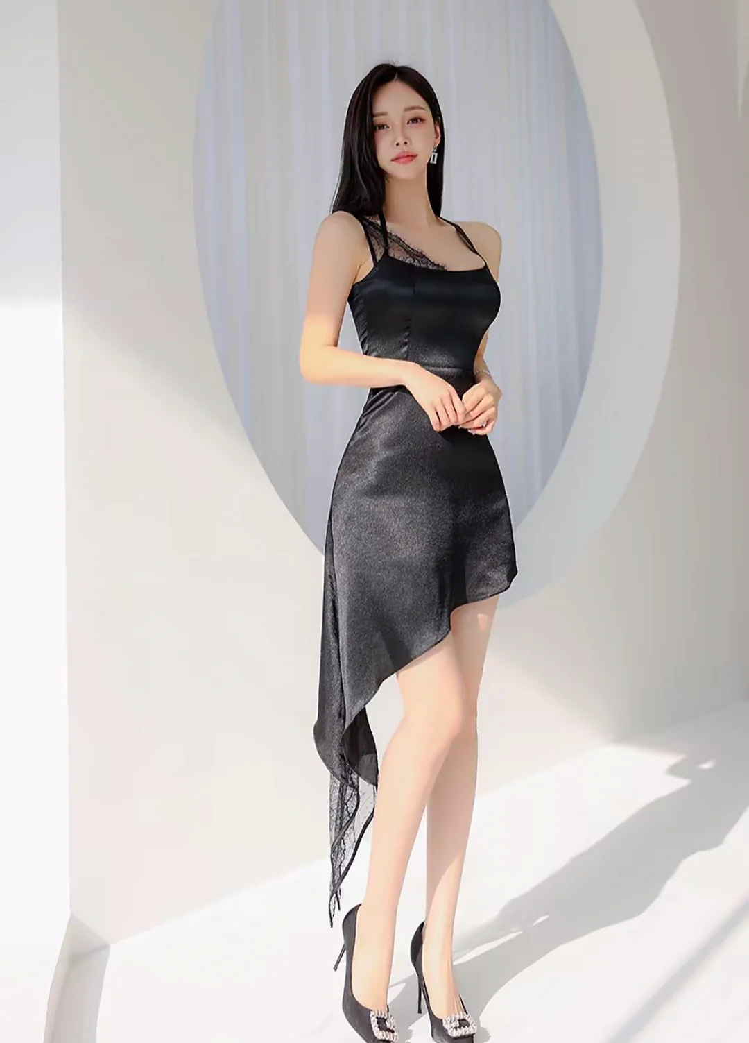 孙允珠 黑色小吊带裙