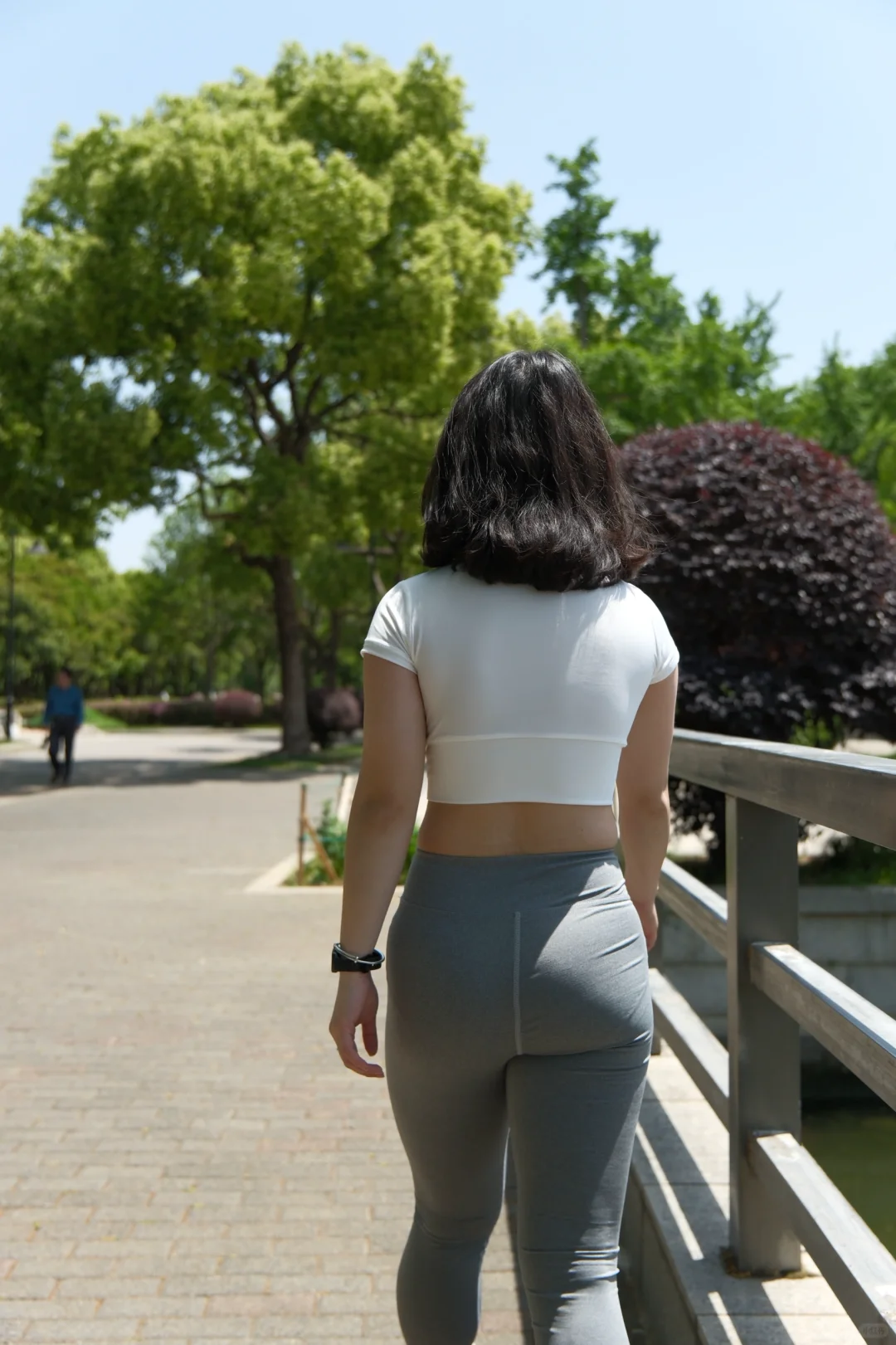 柔韧且有力量的健身女孩