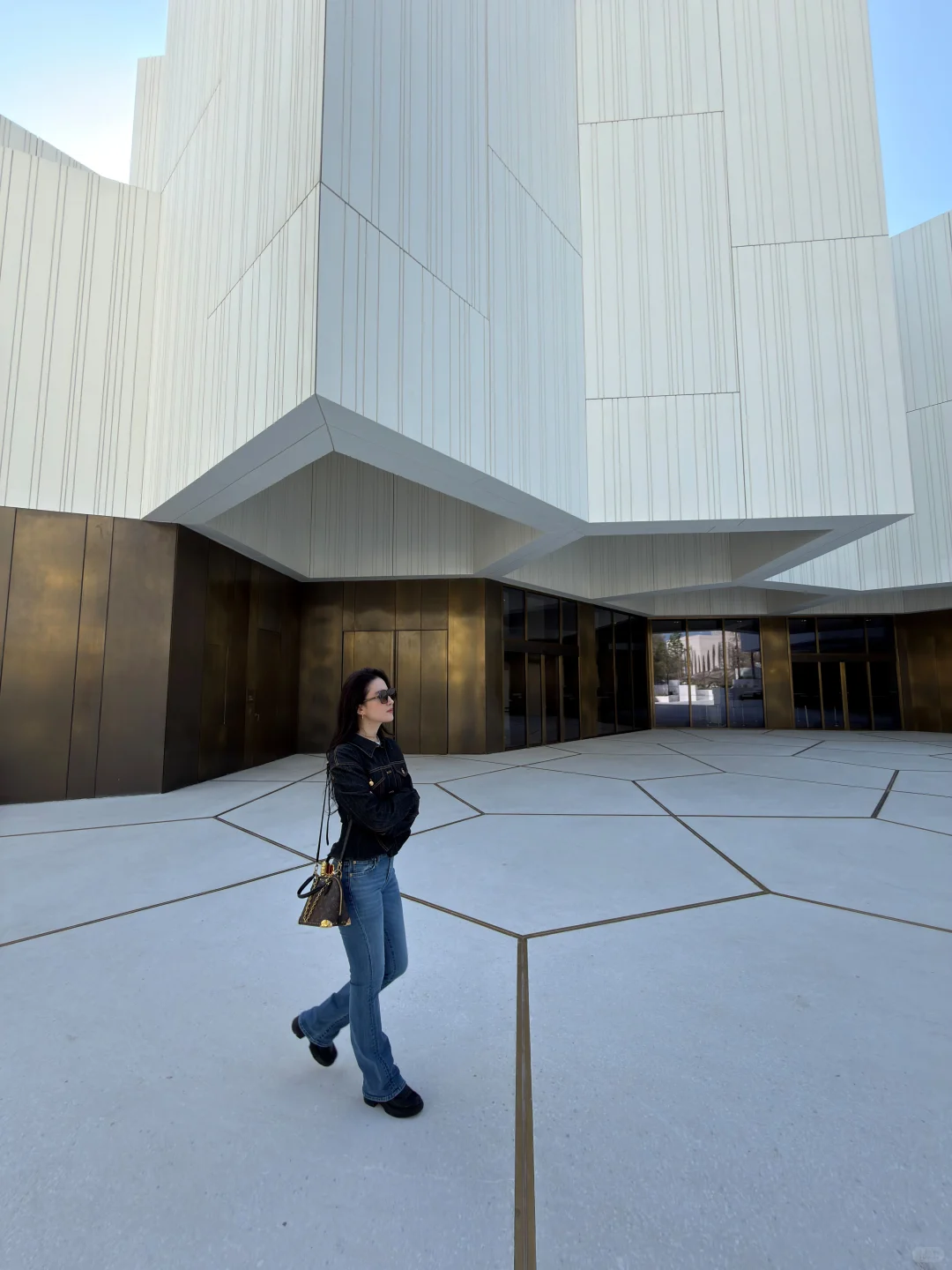 刘亦菲又寄来旅行明信片，身材好匀称！