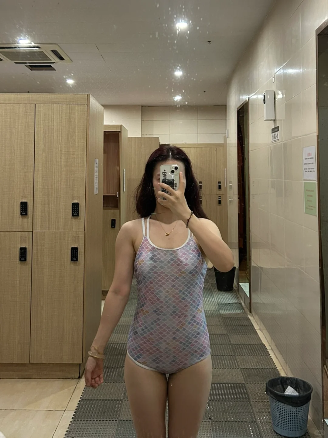 今天在泳池认识了一个女生