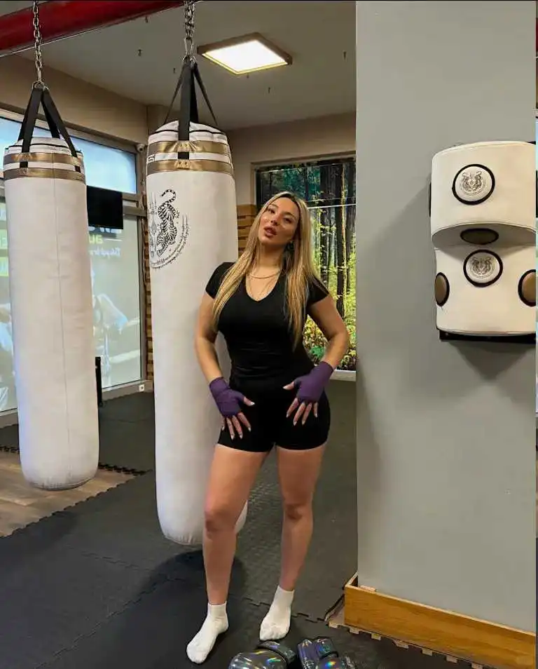 爱德华兹跪舔女篮球员遭前女友嘲讽