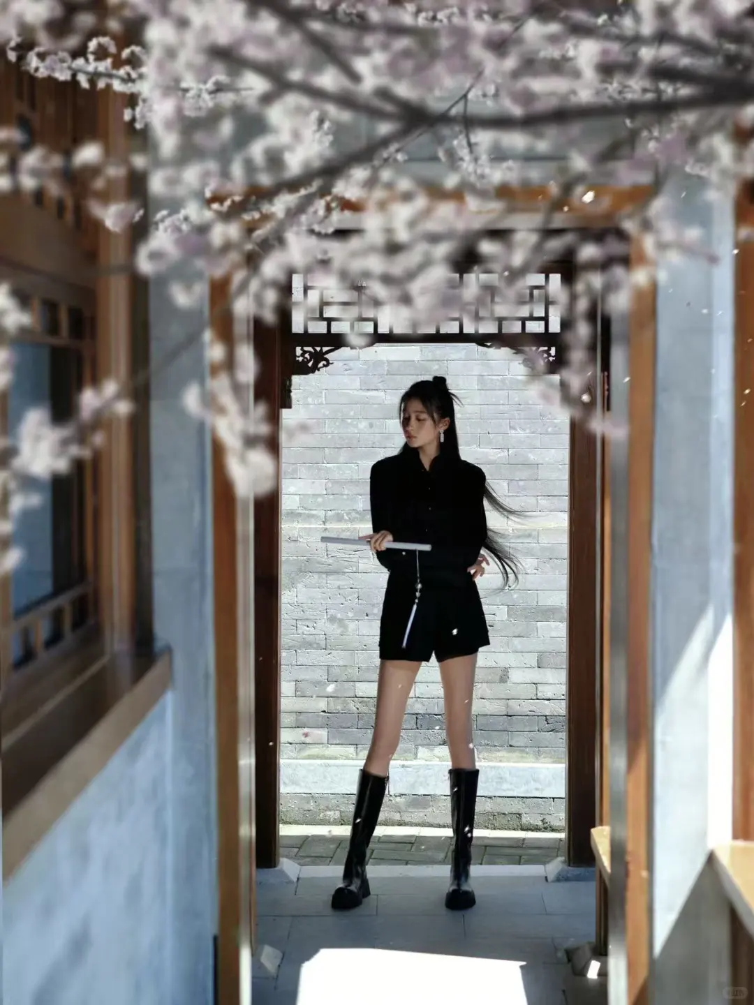 明星同款｜关晓彤往那一站就是直拍封面