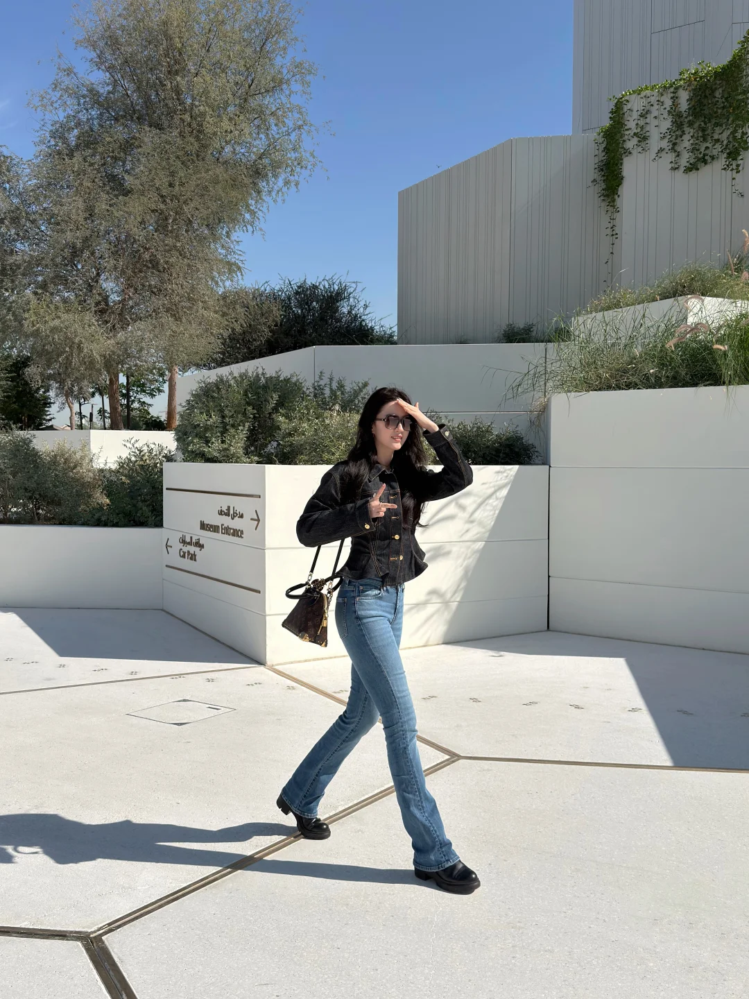 刘亦菲又寄来旅行明信片，身材好匀称！