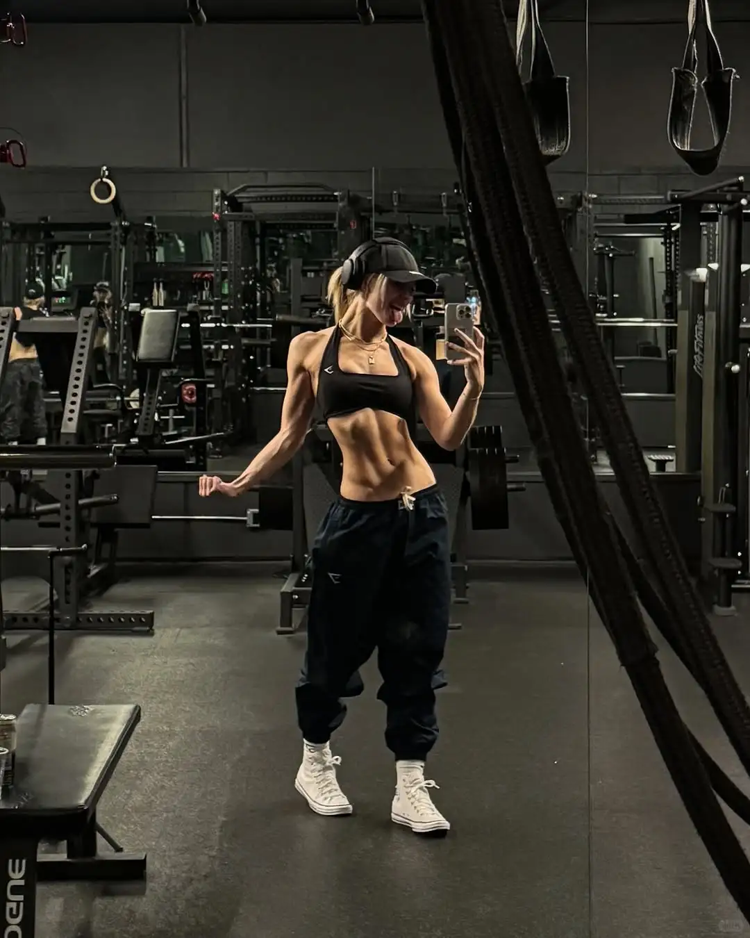 依然是健身女神安娜贝尔！