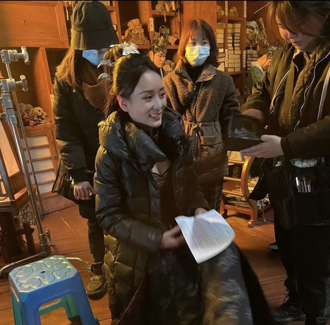 何佩瑜年砸数十万送弟留澳，亲赴毕业典礼