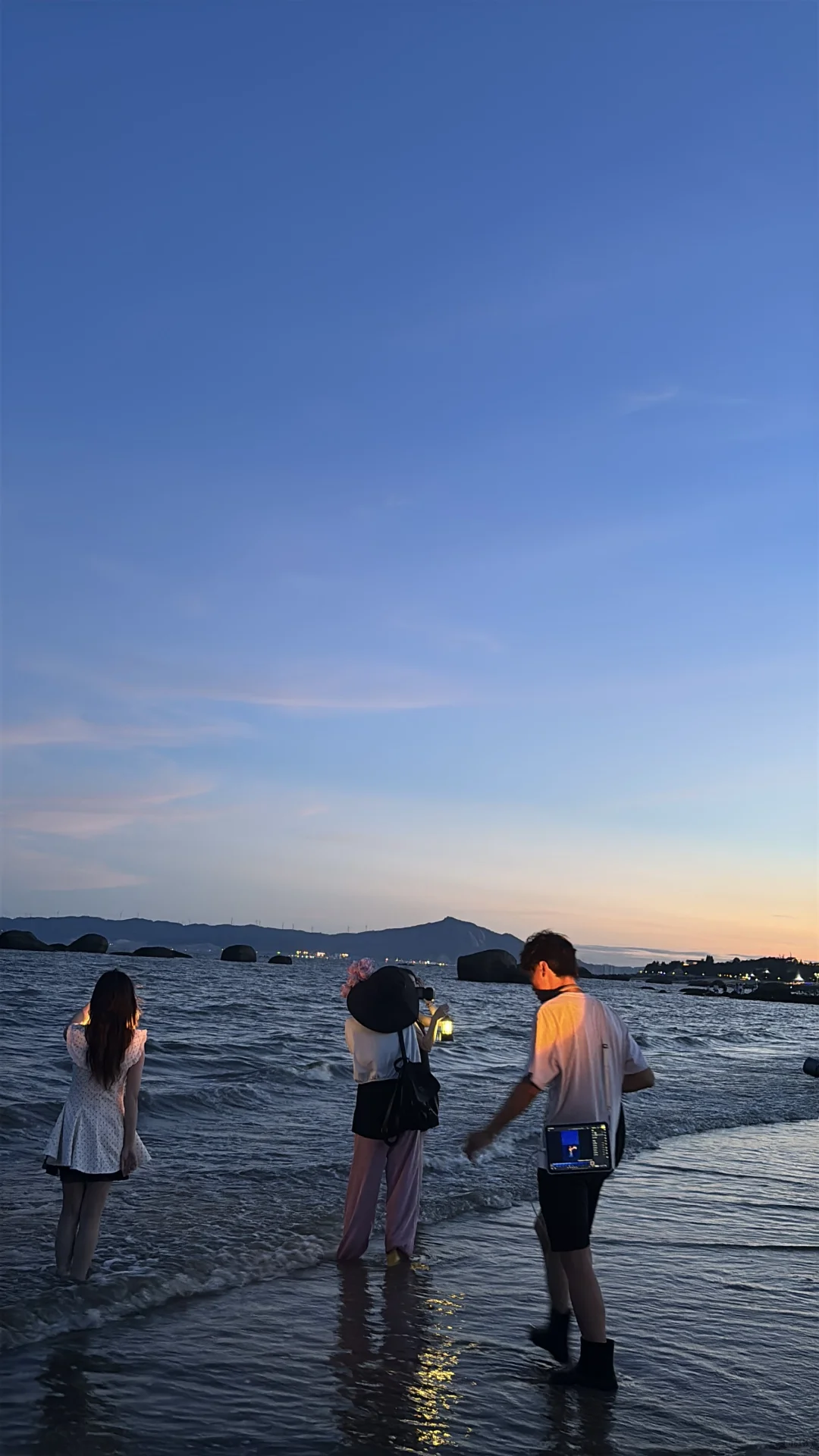 去海边肯定要穿红色啦