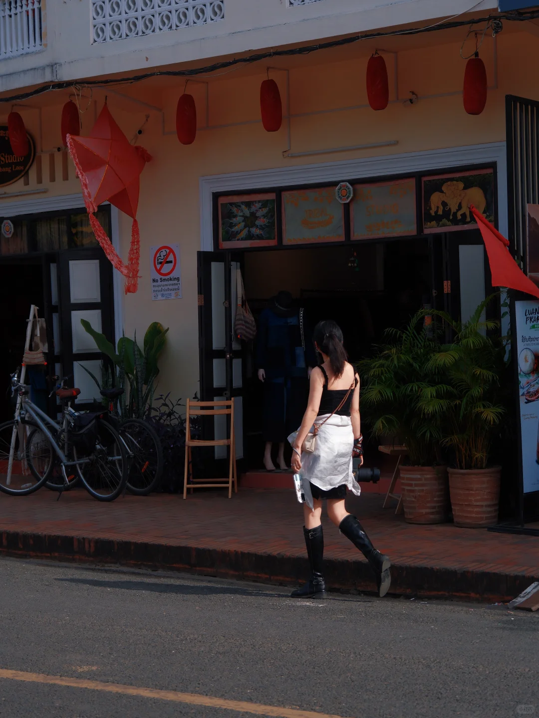 今天没有陪拍，是在老挝当站姐拍照的一天