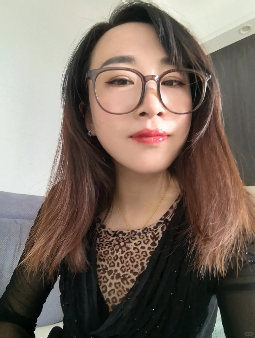 据说戴个镜框就像御姐了