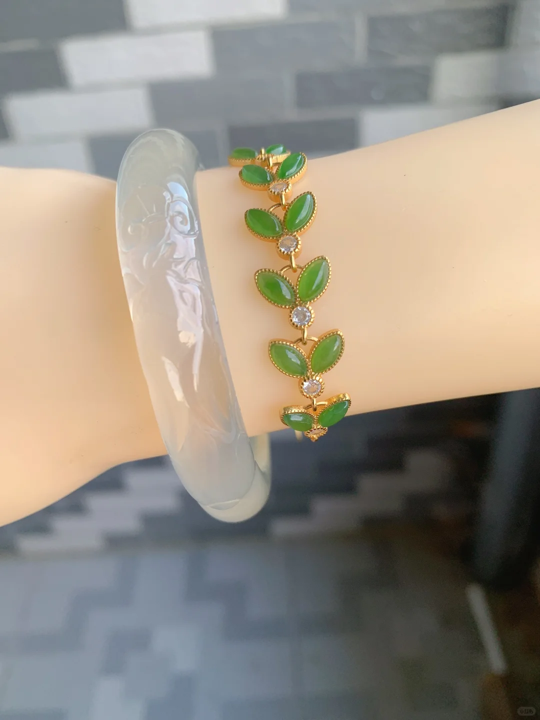 天然玛瑙玉髓高冰马料白冰雕刻女款手镯