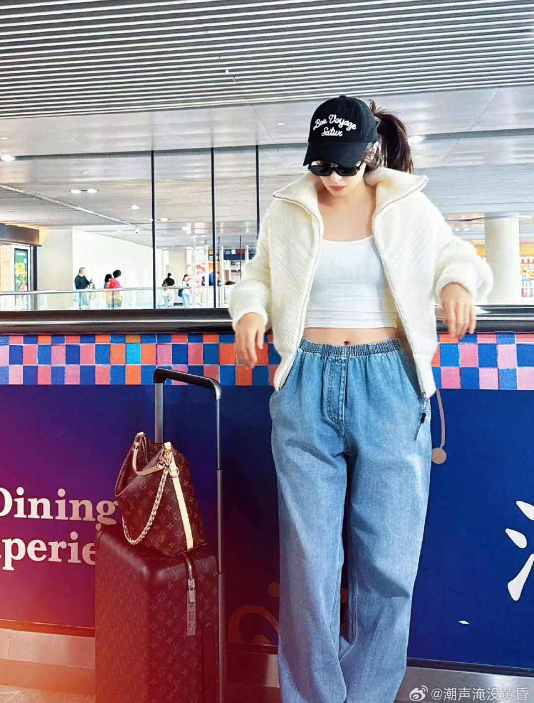喜欢宋茜这种休闲时髦的穿搭配LV包包