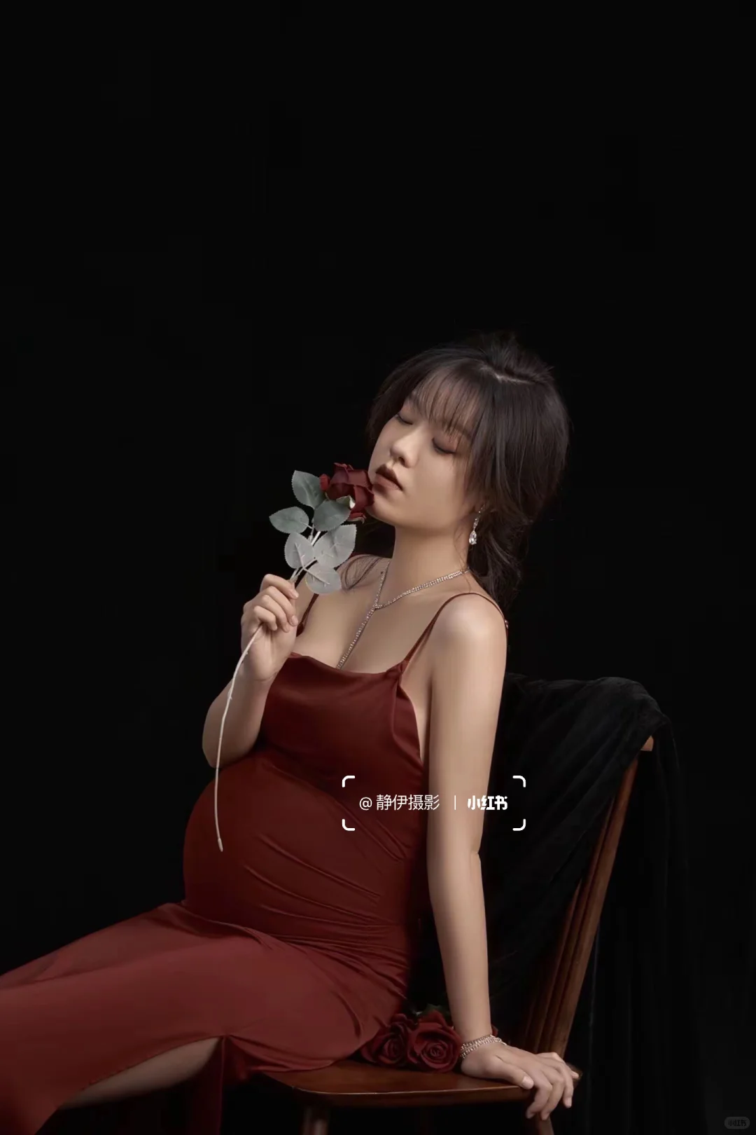 高级氛围感红裙吊带孕姿孕妈妈写真❤️
