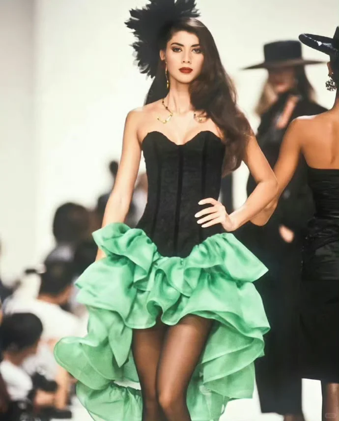 秀场回顾｜Yves Saint Laurent 1990