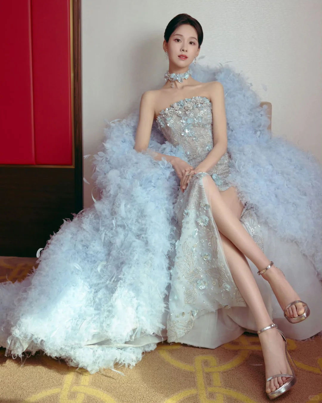 陈都灵 蓝裙拖尾开衩及腰