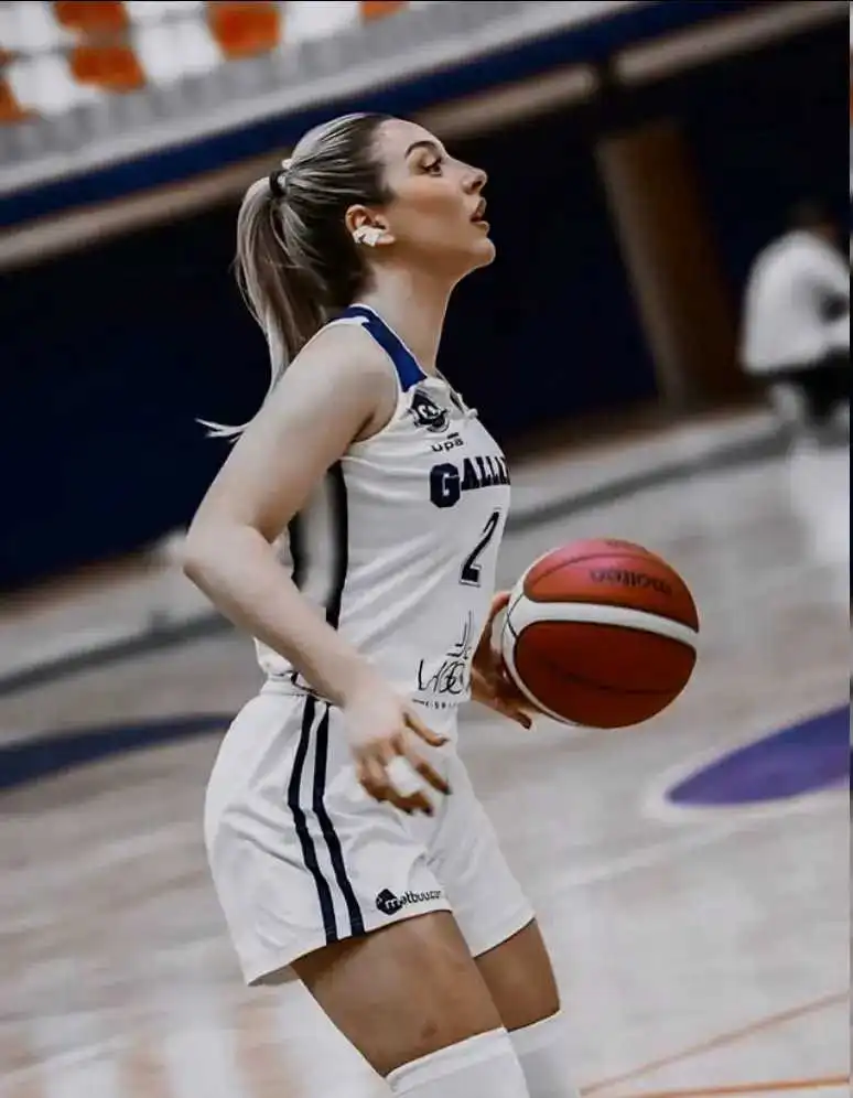 爱德华兹跪舔女篮球员遭前女友嘲讽