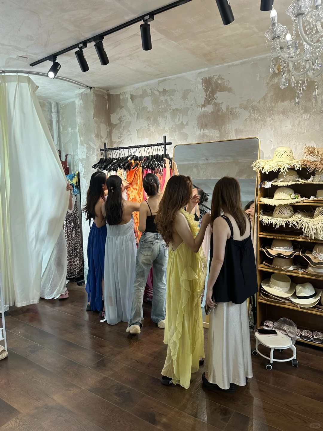 小个子姐妹（三亚出片穿搭），椰梦长廊附近