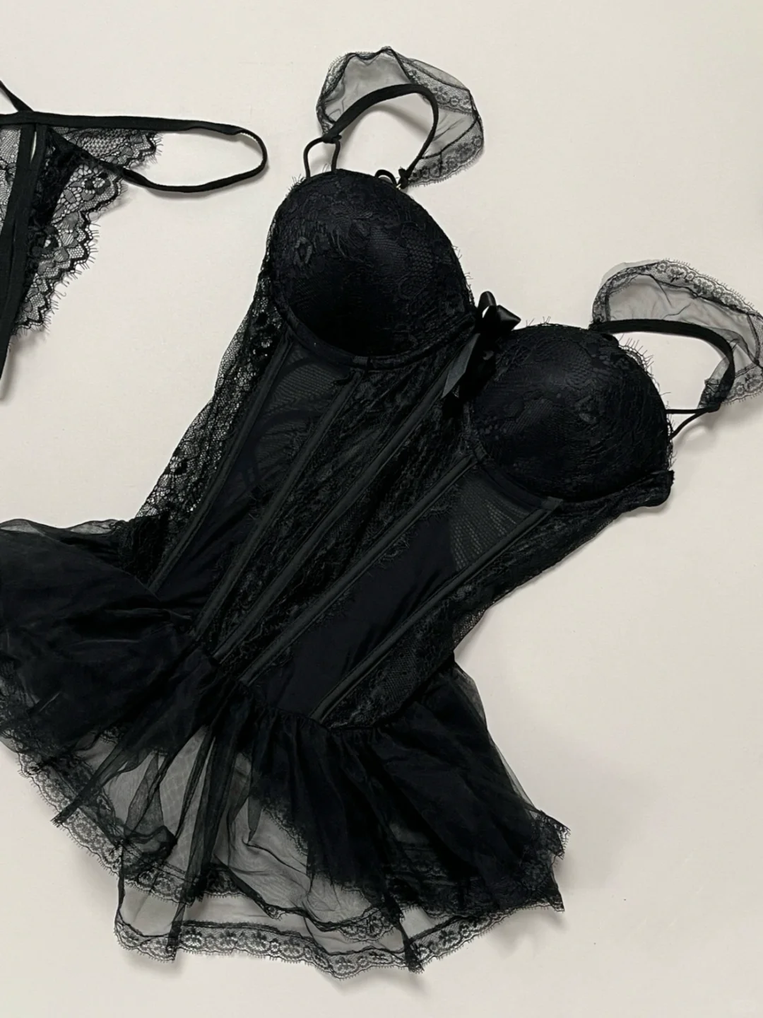 谁能懂这件鱼骨裙的美啊🖤🤍