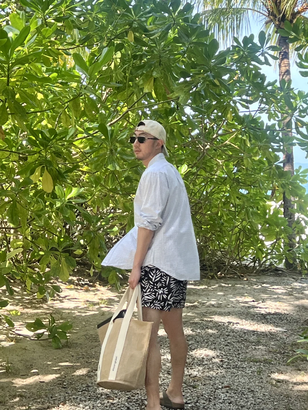 谁到海边穿衬衫啊 反正到最后都要tuo了