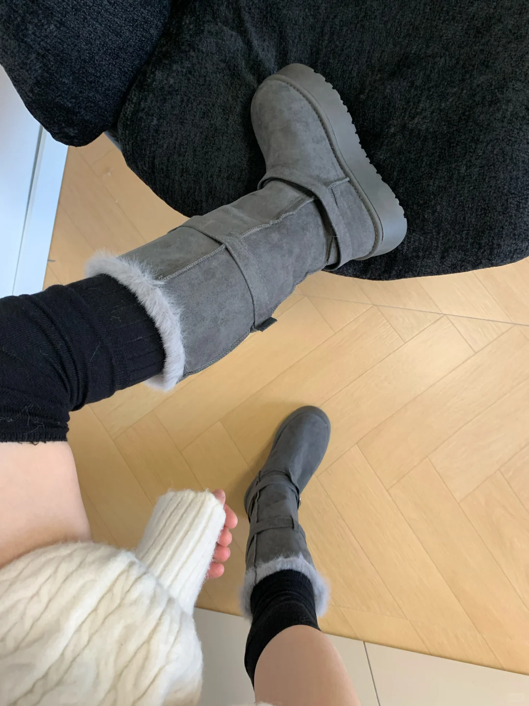 黑奢名媛风！miu 系黑色羊绒过膝袜也很能打！