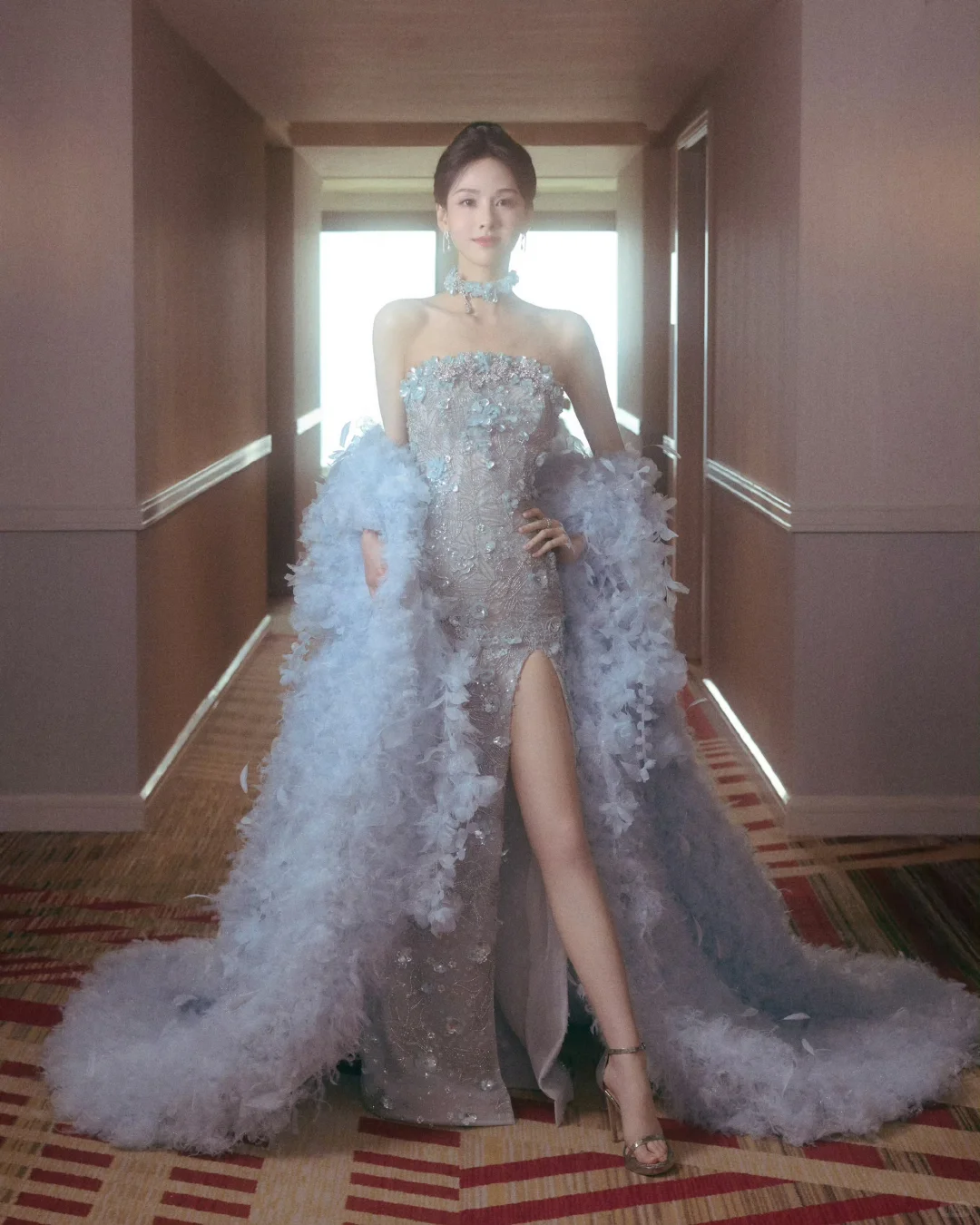 陈都灵 蓝裙拖尾开衩及腰