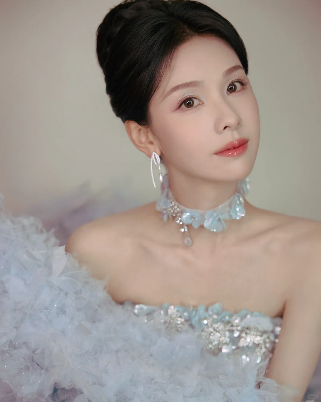 陈都灵 蓝裙拖尾开衩及腰