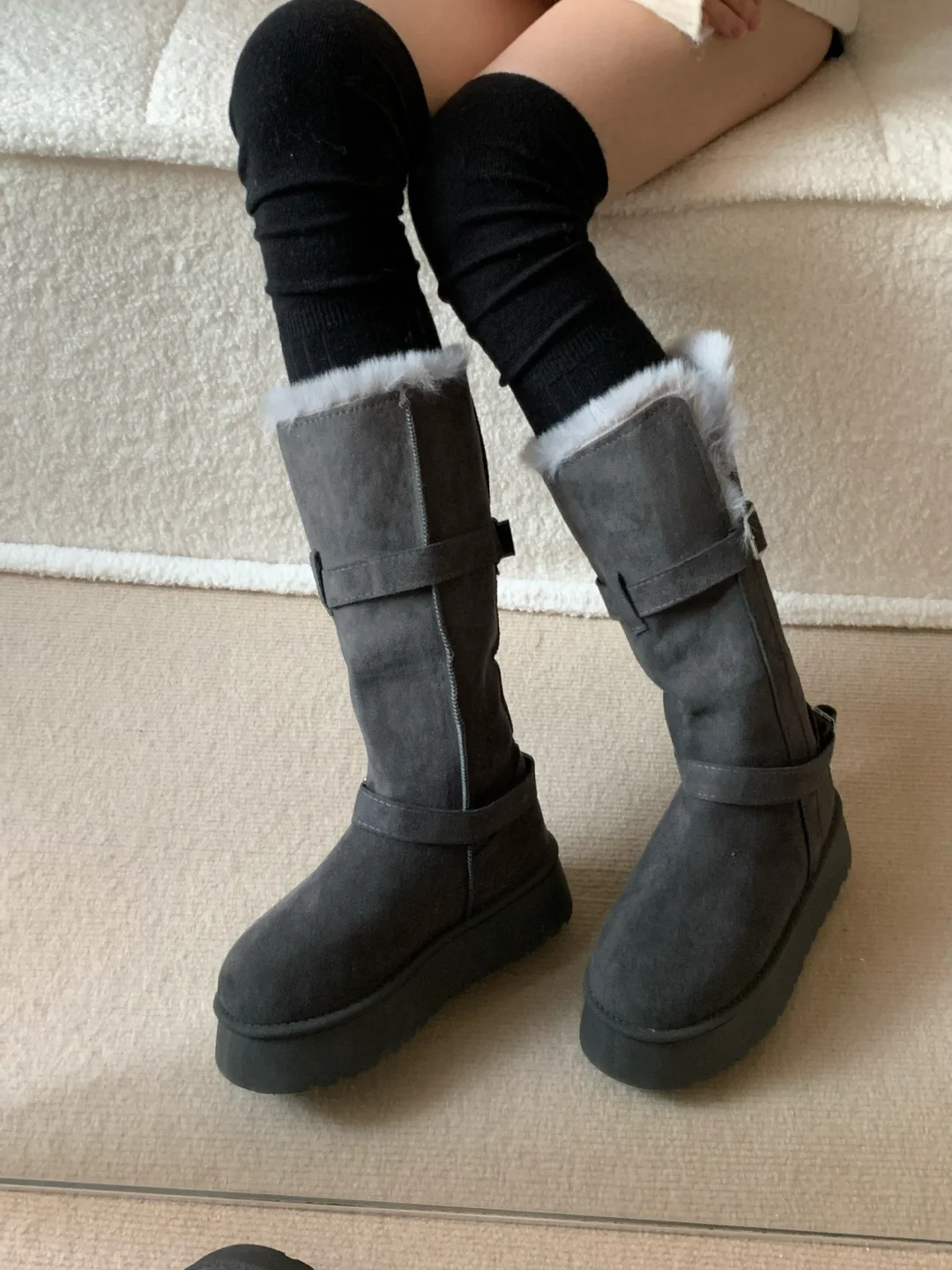 黑奢名媛风！miu 系黑色羊绒过膝袜也很能打！