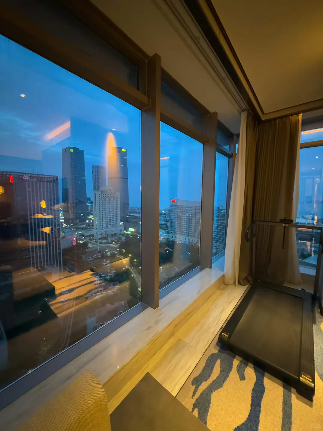 约会娇嫩美女感穿搭