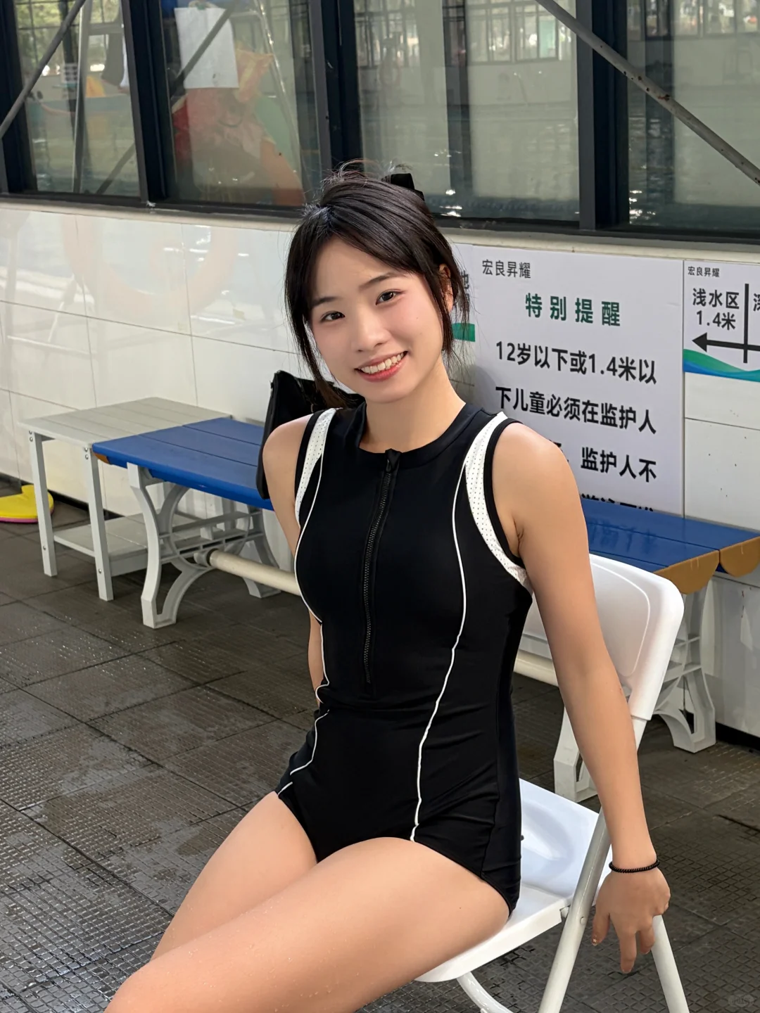 女大勇闯游泳池怒游1000m