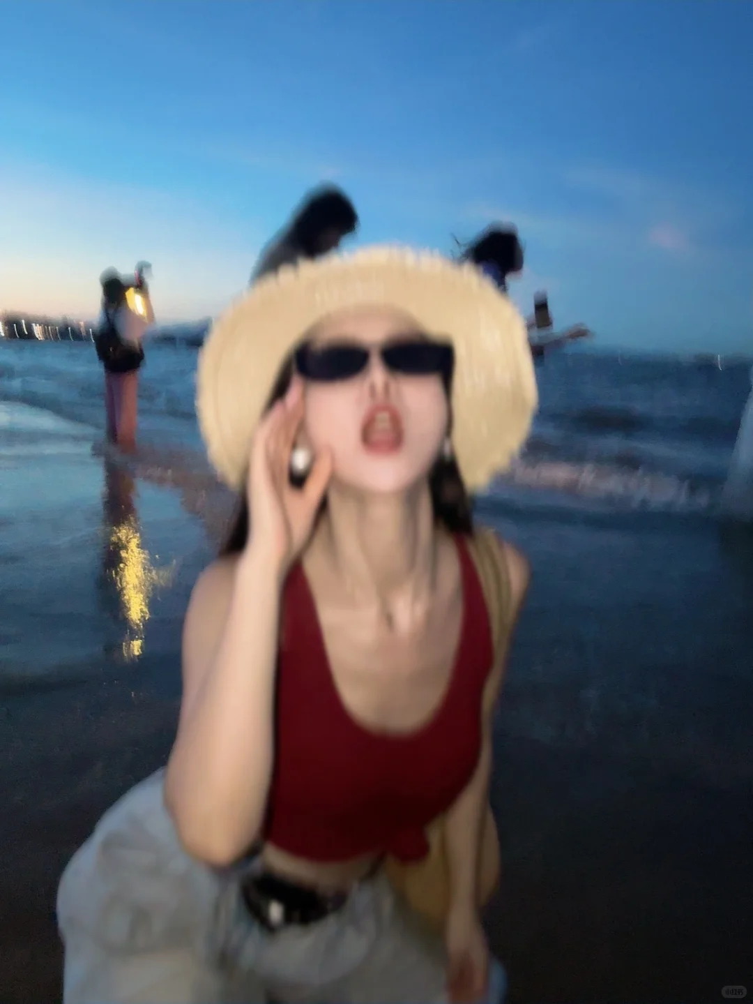 去海边肯定要穿红色啦