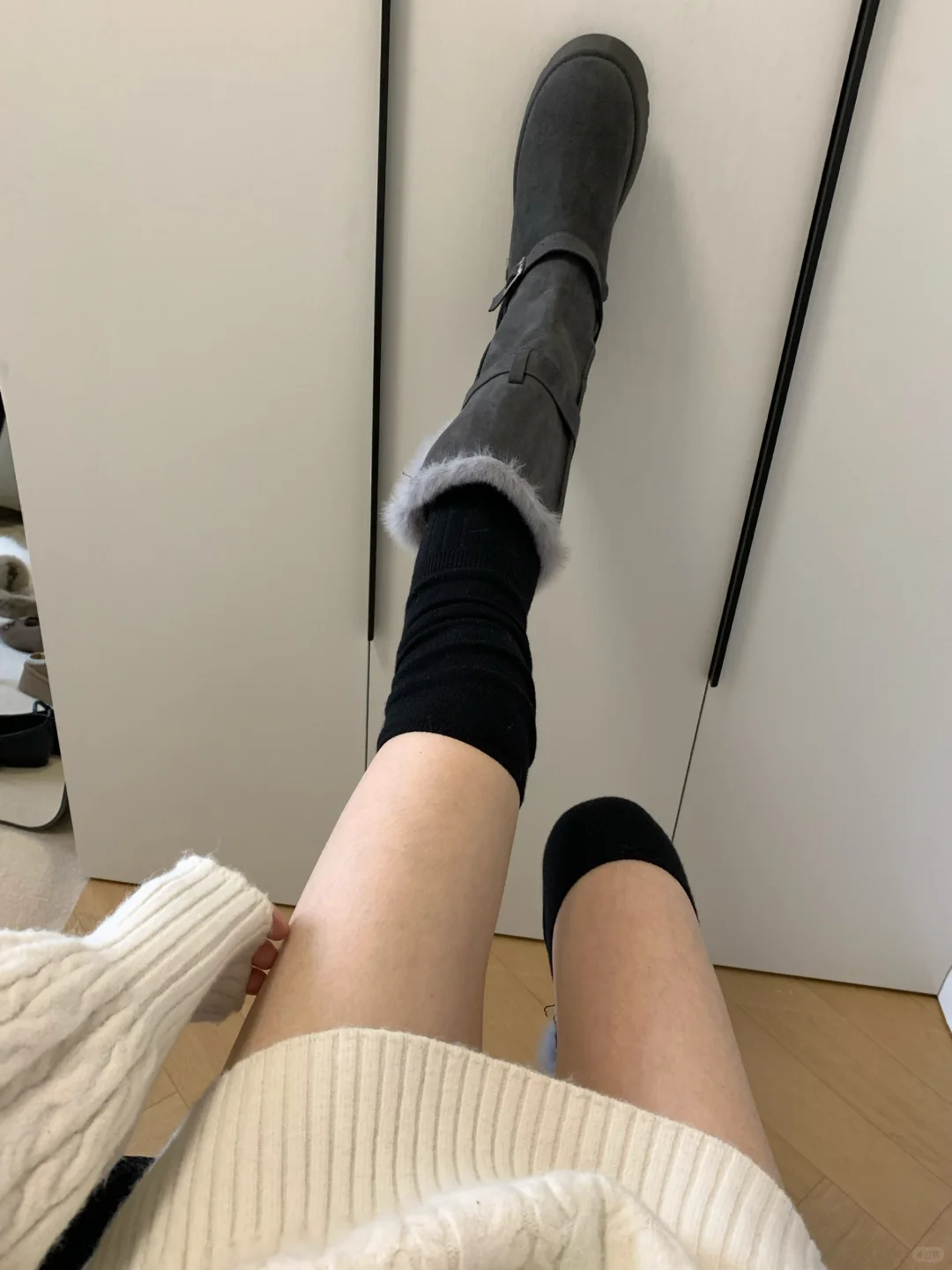 黑奢名媛风！miu 系黑色羊绒过膝袜也很能打！