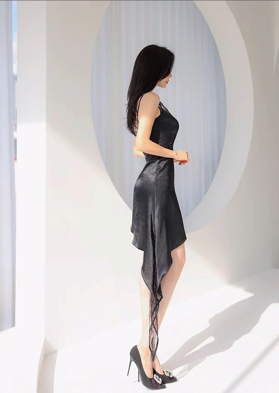 孙允珠 黑色小吊带裙