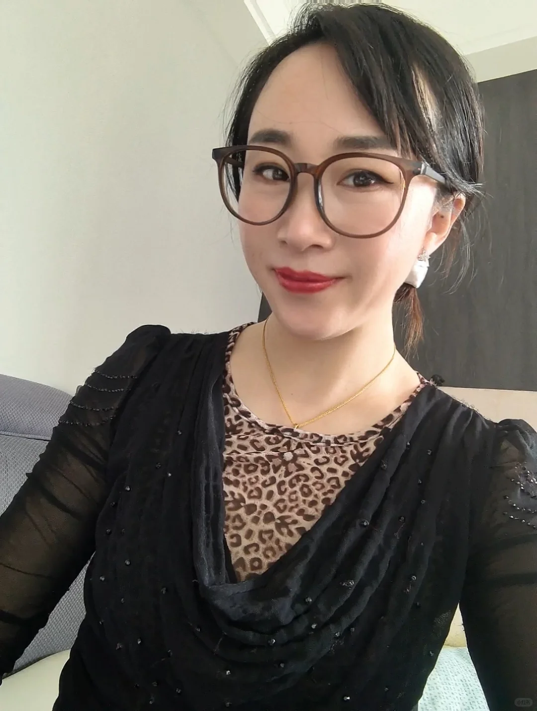 据说戴个镜框就像御姐了