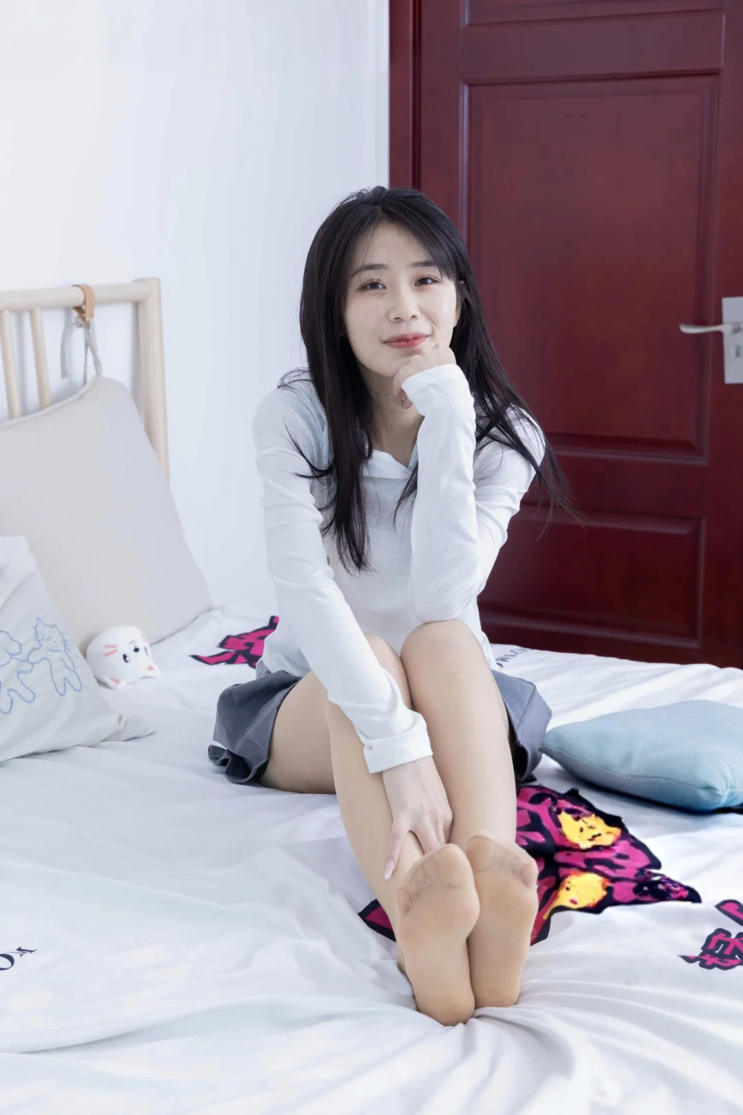 肉丝+灰短裙+白长袖=清纯感作弊神器！