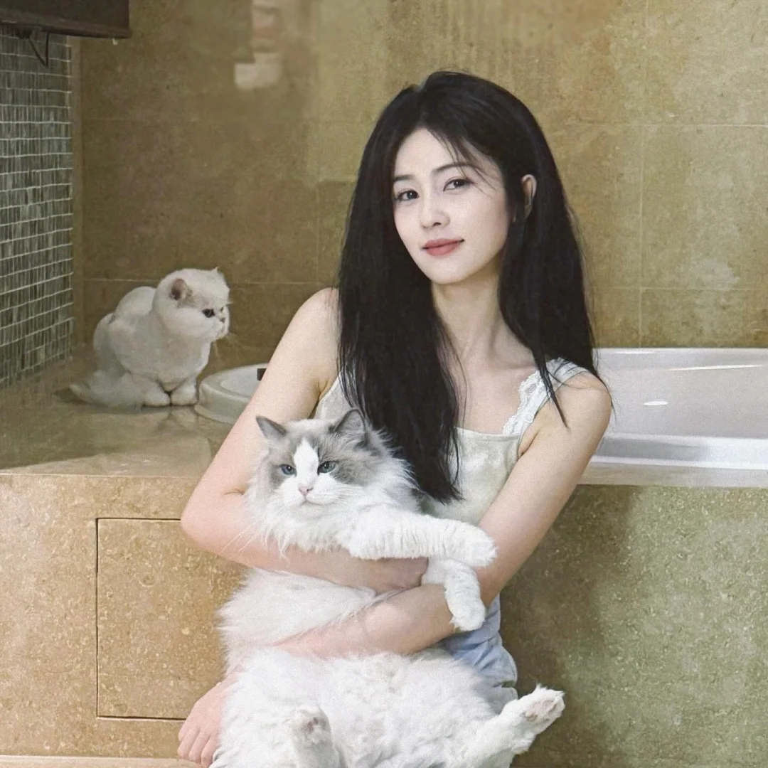 雨天+白裙+车厢，这松弛感直接戳中审美！