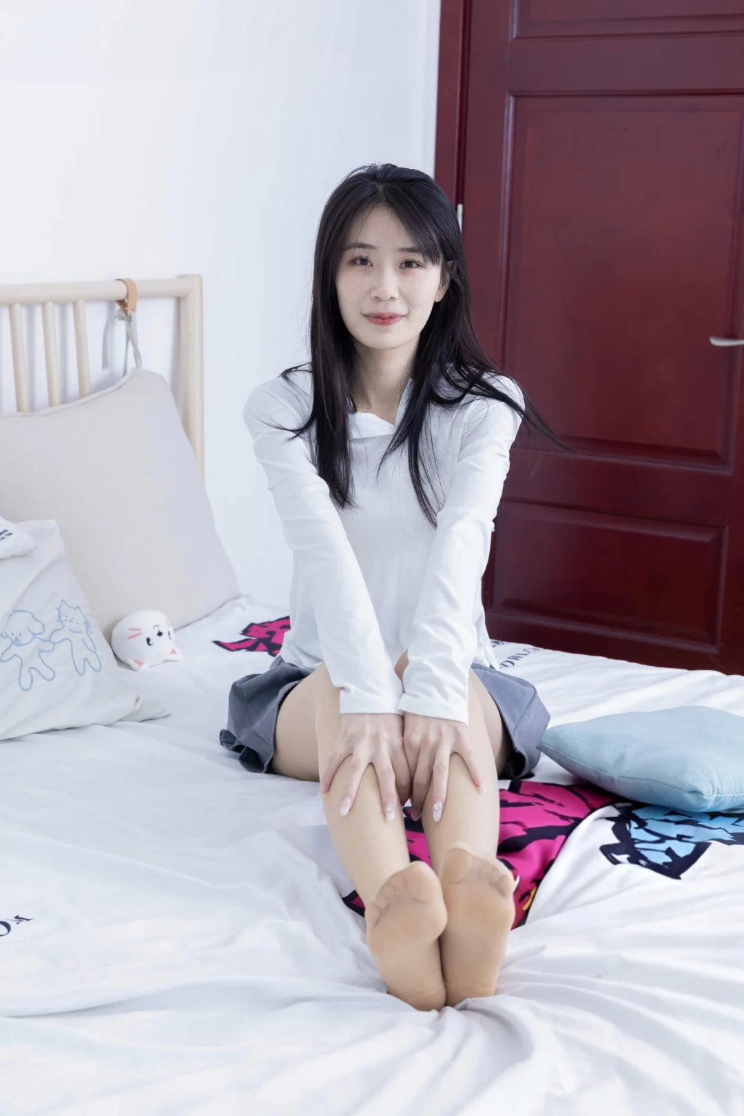 肉丝+灰短裙+白长袖=清纯感作弊神器！