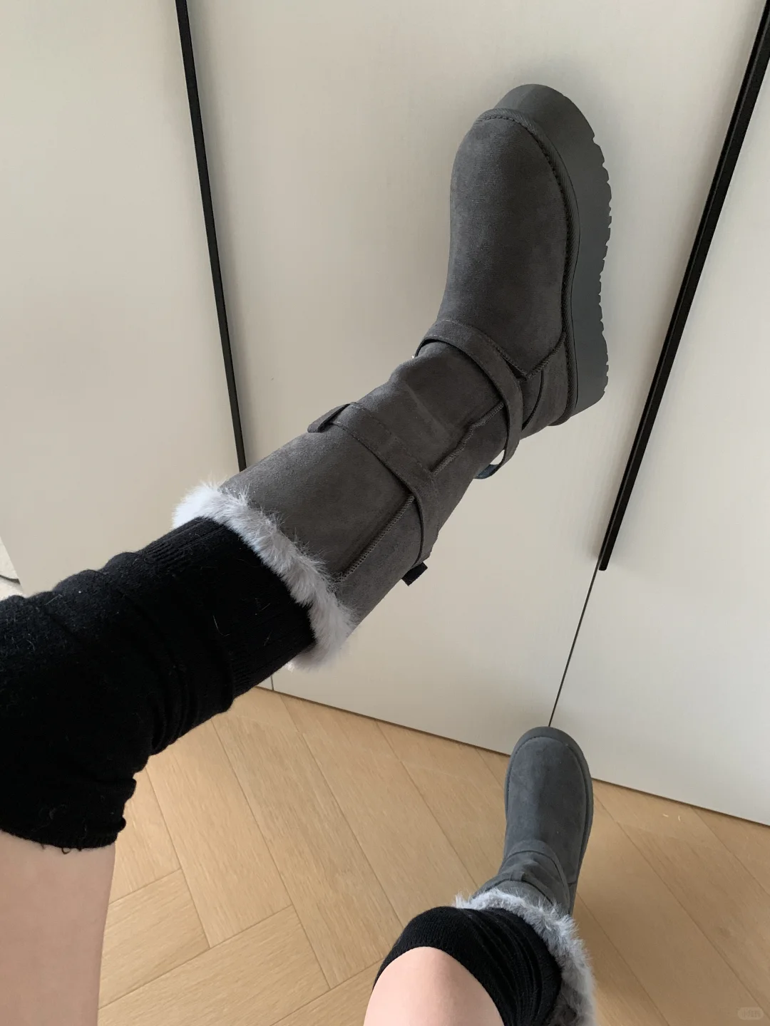 黑奢名媛风！miu 系黑色羊绒过膝袜也很能打！