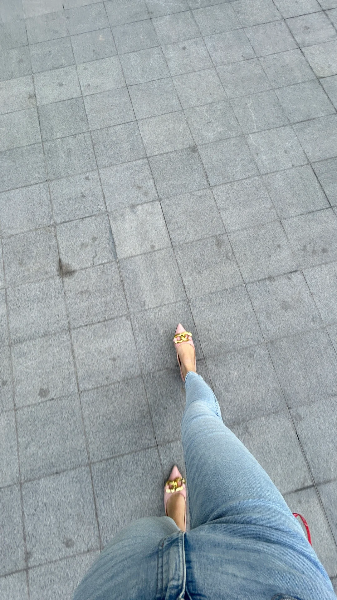 浅色牛仔裤，时代的眼泪💧