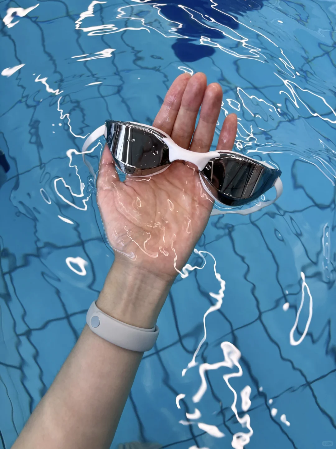 泳镜泳镜告诉我 谁是这个泳池最帅的女人