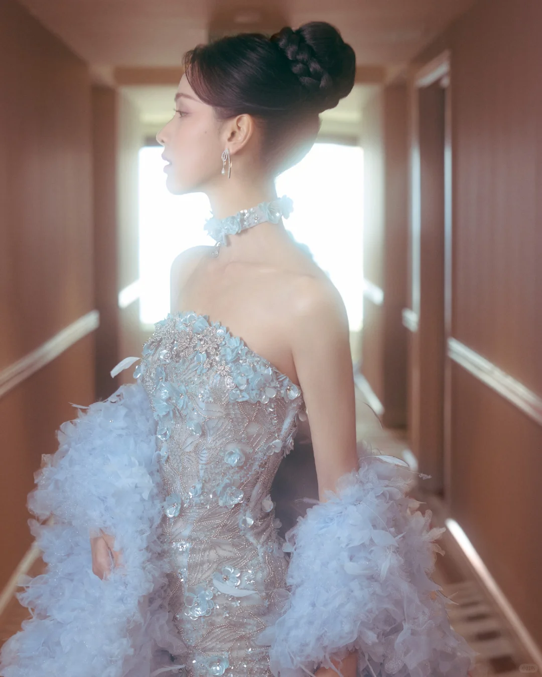 陈都灵 蓝裙拖尾开衩及腰